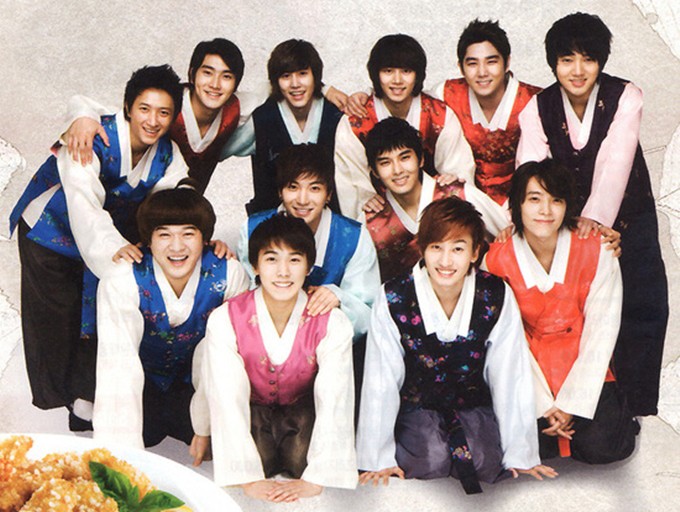 Super Junior bảnh bao với áo vest quen thuộc là thế, khi mặc trang phục truyền thống cũng thật đẹp.